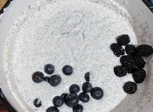 O poză a rețetei Budincă de chia stracciatella / fructe.
