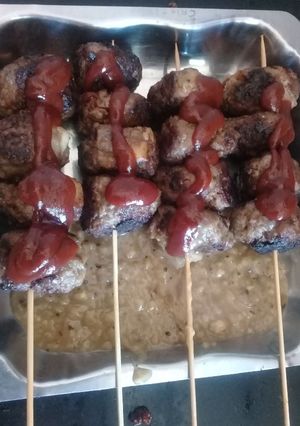 Una foto de Brochetas de albóndigas súper sencilla