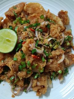 รูปของ "ยำไก่แซ่บ" 🐔🌶🌱Spicy Crispy Chicken Salad