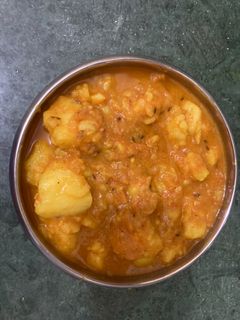 आलू की ग्रेवी वाली सब्ज़ी (aloo ki gravy wali sabzi recipe in Hindi) रेसिपी मुख्य फोटो