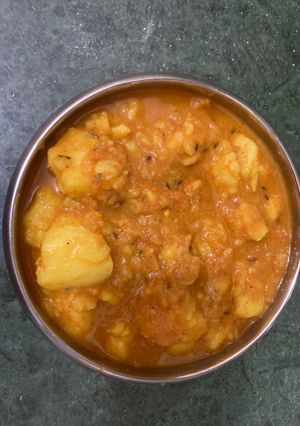 आलू की ग्रेवी वाली सब्ज़ी (aloo ki gravy wali sabzi recipe in Hindi) रेसिपी मुख्य फोटो