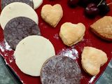 Cheesecake con Pasta Sfoglia Dolce Friabile e Salsa di Ciliegie a Specchio