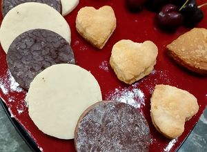 Foto di Cheesecake con Pasta Sfoglia Dolce Friabile e Salsa di Ciliegie a Specchio