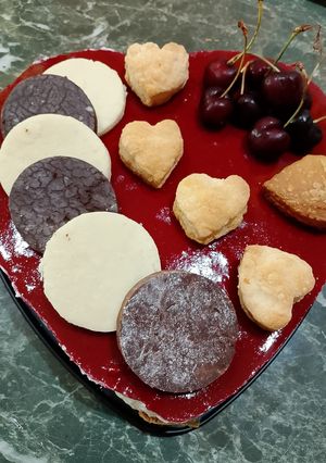 Foto di Cheesecake con Pasta Sfoglia Dolce Friabile e Salsa di Ciliegie a Specchio