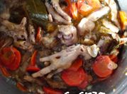 Una foto de patitas de pollos en escabeche
