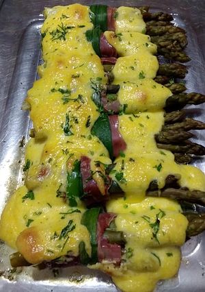 Una foto de Espárragos al gratín con salsa holandesa