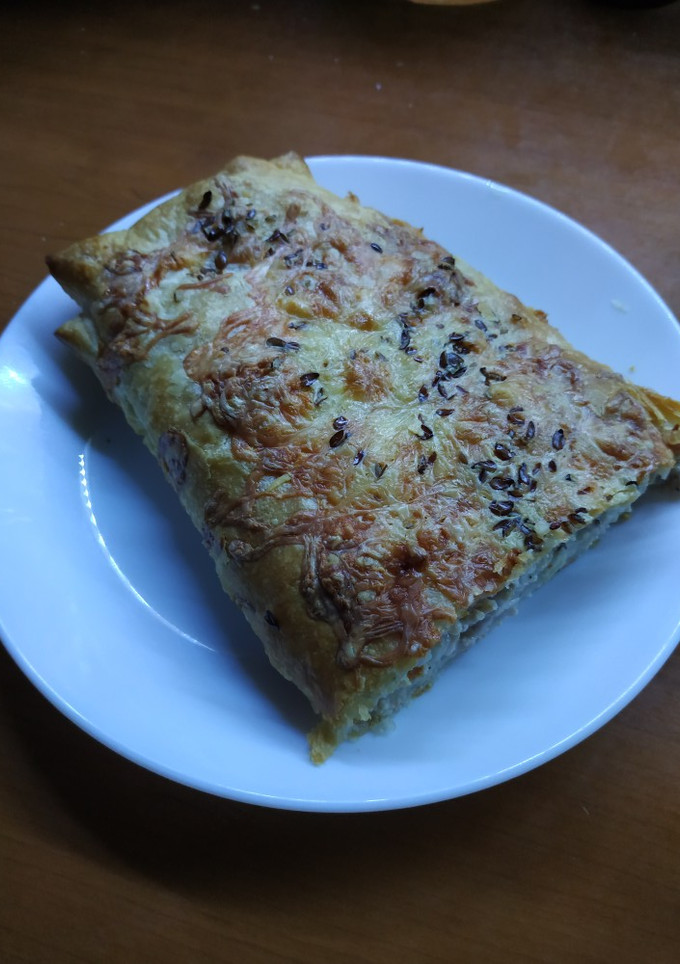 Póréhagymás darált hús leveles tésztában recept fotója