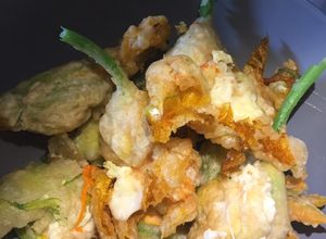 Foto di Fiori di zucca ripieni di mozzarella di bufala e caciocavallo