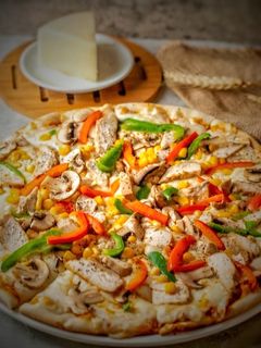 صورة لوصفة بيتزا بالدجاج والفلفل الألوان🍕 🫑🌶️🍗🍕