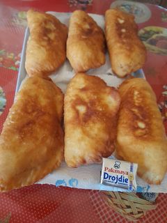 O poză a rețetei Langosi cu brânză, mărar și coji de ceapa verde.