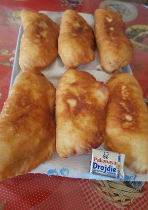 O poză a rețetei Langosi cu brânză, mărar și coji de ceapa verde.