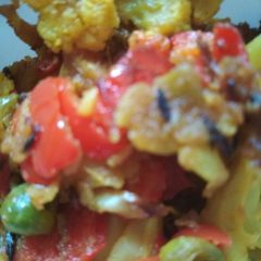 A picture of Cauliflower red bell pepper stir fry.