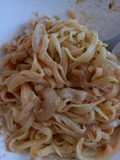 Fideos y repollo con manteca de maní y salsa de soja