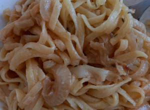 Una foto de Fideos y repollo con manteca de maní y salsa de soja