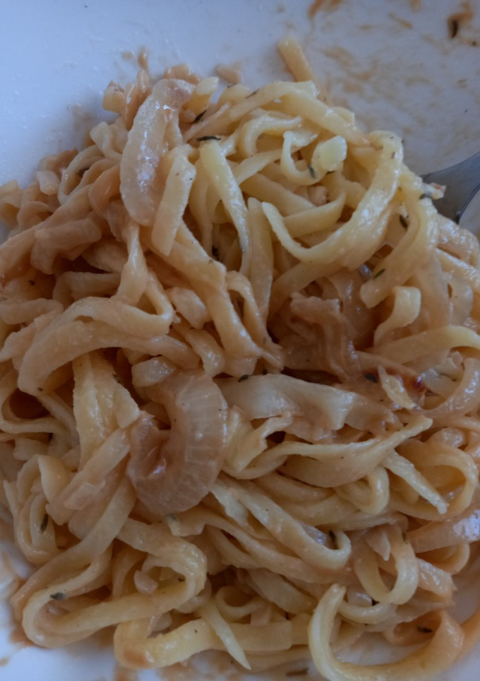 Una foto de Fideos y repollo con manteca de maní y salsa de soja