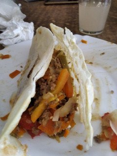 Una foto de Tacos con verduras y carne