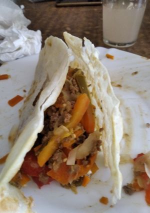 Una foto de Tacos con verduras y carne