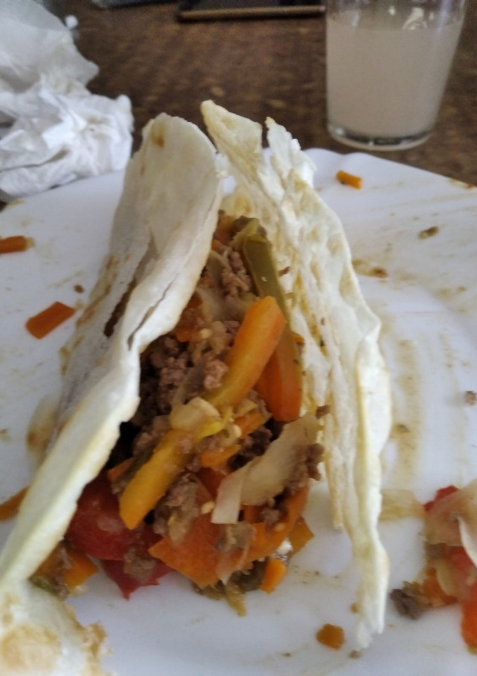 Una foto de Tacos con verduras y carne