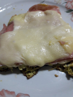 Una foto de Tarta sin masa de zapallito con jamón y queso