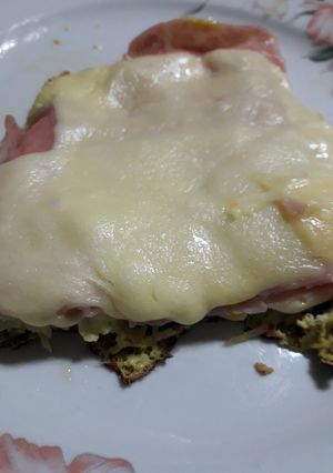 Una foto de Tarta sin masa de zapallito con jamón y queso