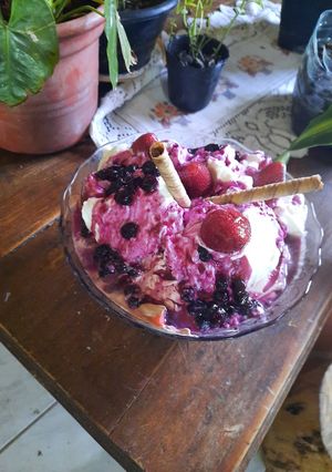 Una foto de Copón de chocolate, crema, frutillas y arándanos ❤🇺🇾