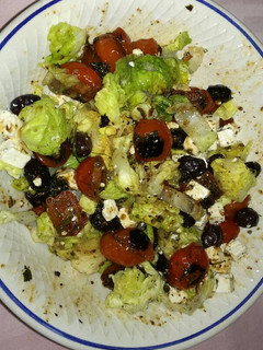 Una foto de Cogollos con tomates cherry fritos, queso pecorino y aceitunas