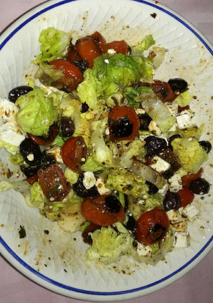 Una foto de Cogollos con tomates cherry fritos, queso pecorino y aceitunas