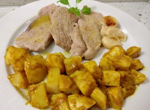 Foto principal de Filetes de jamón al ajillo y patatas salteadas con curry