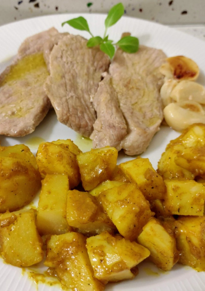 Una foto de Filetes de jamón al ajillo y patatas salteadas con curry