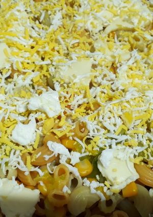 Una foto de Fideos con verduras, queso y huevo duro