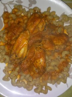 Una foto de Pasta con salsa de alitas (pollo) #Fácil