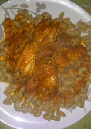 Una foto de Pasta con salsa de alitas (pollo) #Fácil
