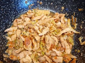 Una foto de Pollo con almendras y salsa Tamari
