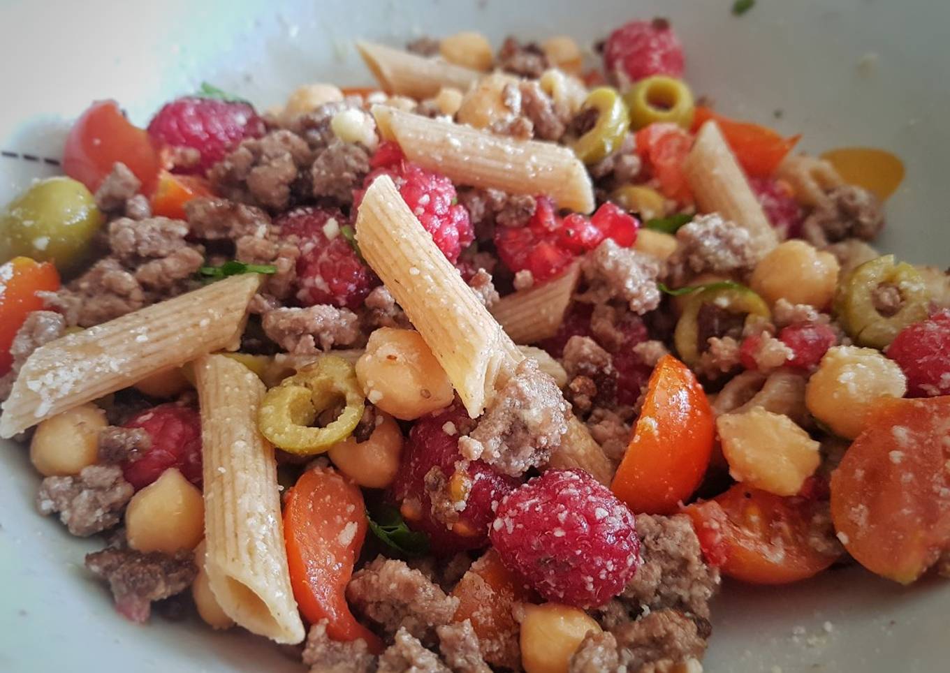 Bol improvisado con pasta, garbanzos, frambuesas y tomatitos