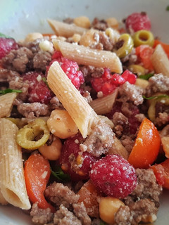 Una foto de Bol improvisado con pasta, garbanzos, frambuesas y tomatitos