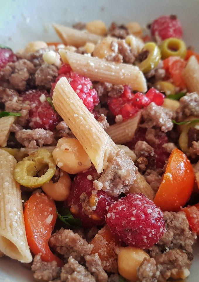 Una foto de Bol improvisado con pasta, garbanzos, frambuesas y tomatitos