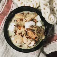 A picture of Opor ayam putih dengan ketupat.