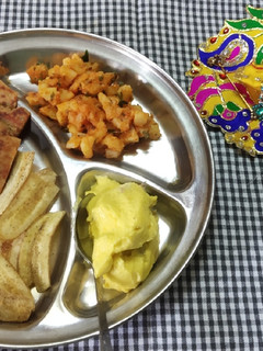 બટાકા ની સૂકી ભાજી અને રાજગરાનાં થેપલાં (Bataka Suki Bhaji Rajgira Thepla Recipe In Gujarati) રેસીપી મુખ્ય ફોટો