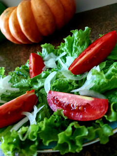 Foto de Salada de Alface com tomate e cebolas