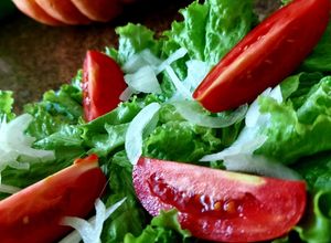 Foto de Salada de Alface com tomate e cebolas