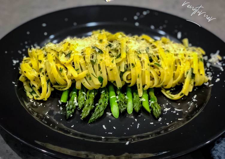 Spicy linguine aglio olio with greens and asparagus
