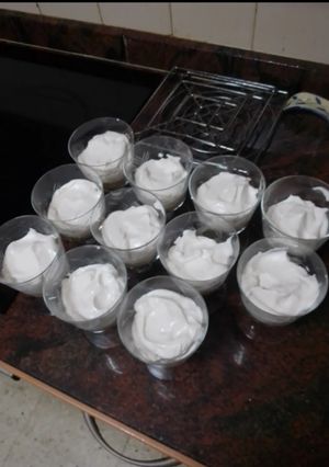 Una foto de Mousse de limón y yogur con base de galletas