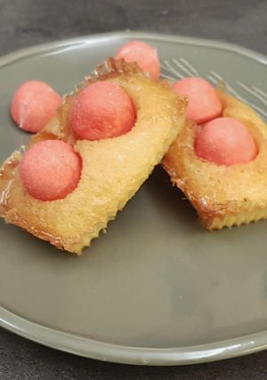 Une photo de °mini-cakes fraises tagada°