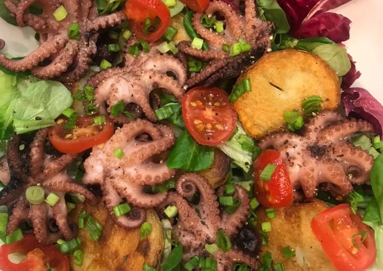 Теплый салат с осьминожками