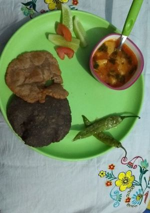 A picture of Kuutu and singhare ke aate ki puri.