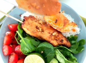 Une photo de Poulet satay et sa sauce