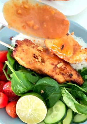 Une photo de Poulet satay et sa sauce