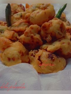 फ्राइड गोभी के किस्पी पकौड़े (fried gobi ke crispy pakode recipe in Hindi) रेसिपी मुख्य फोटो