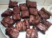 Una foto de brownie con chocolatada