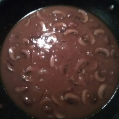 A picture of Brown mushroom gravy.